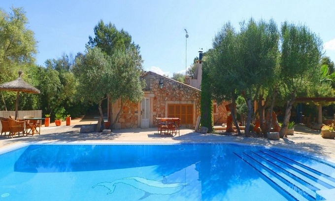 Campos Villa | Una pintoresca finca de piedra tradicional con piscina privada en una zona rural tranquila.