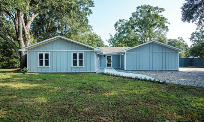 Fairhope Casa | A Quiet 4 Bedroom Fairhope Home, 1 Acre, Family Friendly & Downtown in Minutes