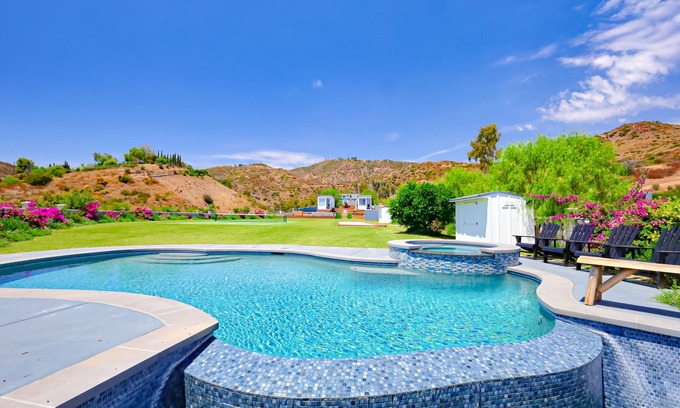 Malibu Apartamento | A quiet mountain retreat with a magnificent ocean view