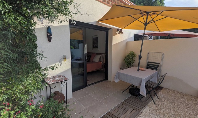Teyran Apartamento | A quiet room with a private courtyard