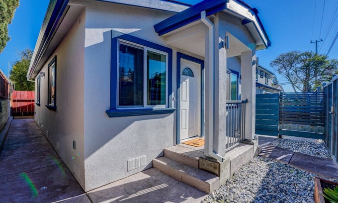 Castro Valley Casa | A rare minimalist concept in a quiet location with modern amenities.