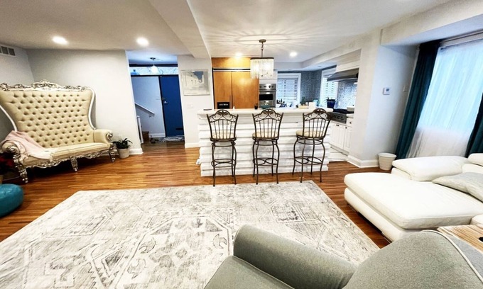 Washington Square West Casa | A Regal Retreat- Exclusive Parking Prime Local