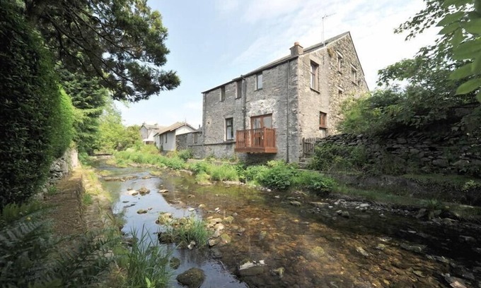 Staveley Cabaña | A RIVER RUNS BY, with a garden in Staveley