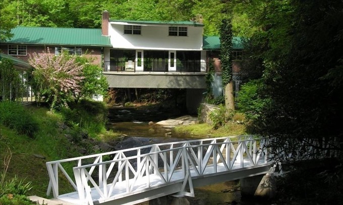 Ellijay Cabina | Un río lo atraviesa ** ¡Arroyo se precipita debajo de casa!