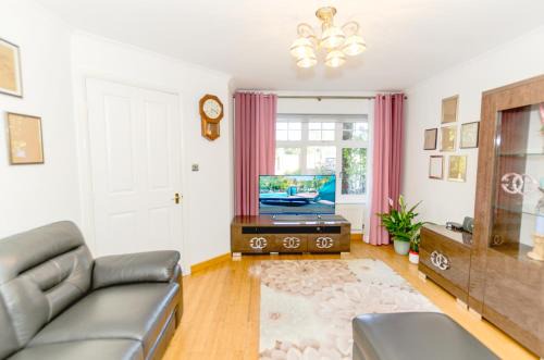 Thamesmead Casa | A Riverside Paradise in The City w Garden and Free Parking - A 2 Bed Home in London Sleeps 4!