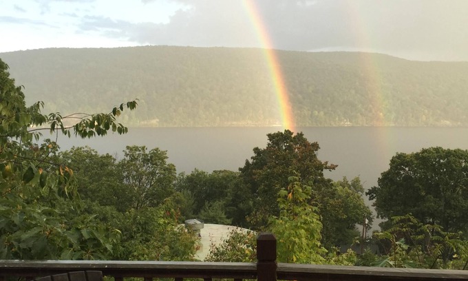 Greenwood Lake Cabaña | Una casa de campo romántico y refugio del artista mirando hacia abajo sobre un lago encantado