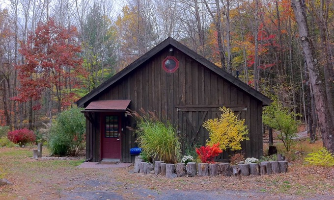 Mount Tremper Casa | Una escapada romántica, Woodstock granero por un arroyo con bañera de hidromasaje