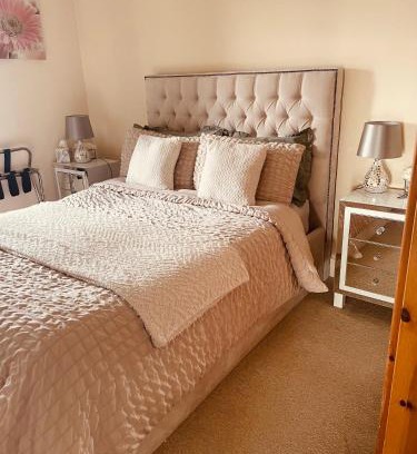 Cortober Casa | A Room in Central Park Apts