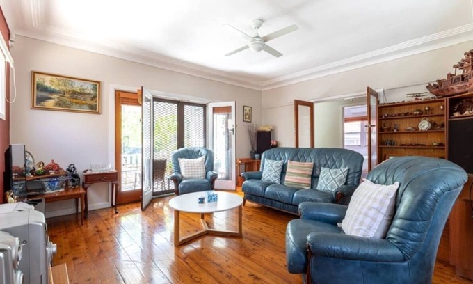 Roselands Casa | A rosy house in Roselands Family friendly, nearby to park and shopping centre.