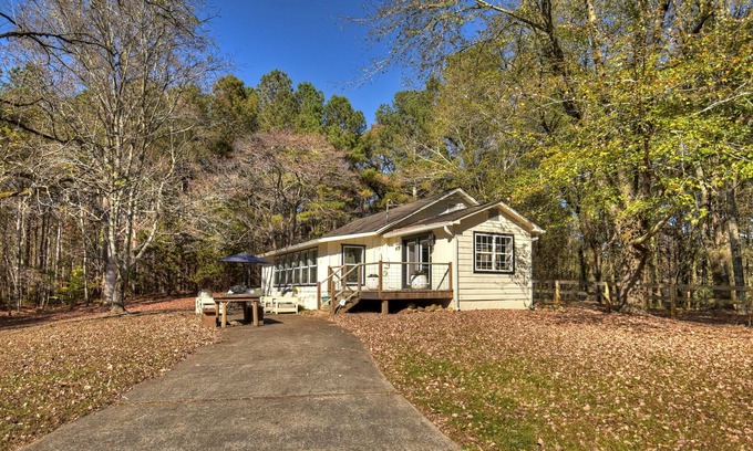 Ellijay Otro | A rustic modern, authentic farmhouse built in 1950 in Ellijay wine country!