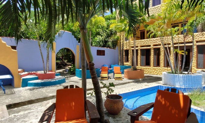 Lance aux Epines Villa | Un rústico español, estilo Adobe, Villa de tres dormitorios junto a la piscina