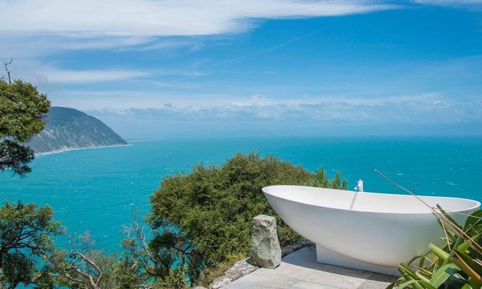 Nelson Region Cabina | A secluded hut with breathtaking ocean views