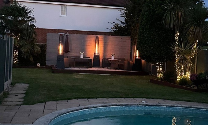 West Molesey Cabaña | A serene quiet oasis with 3 separate buildings large garden & heated pool