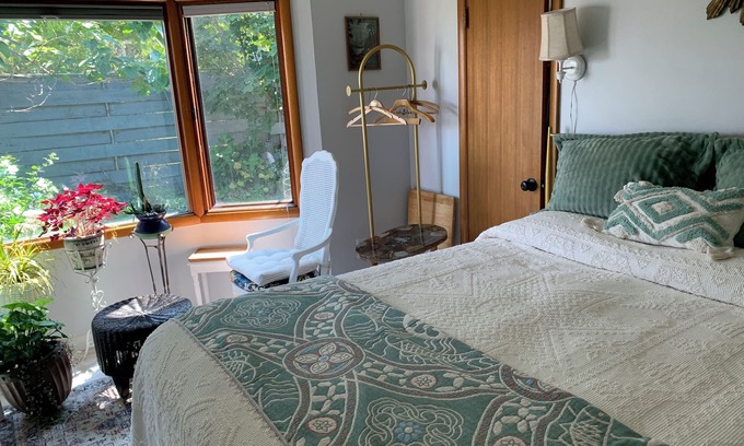 The Dalles Apartamento | A shady retreat within a flower garden, with a boutique hotel feel. Close in