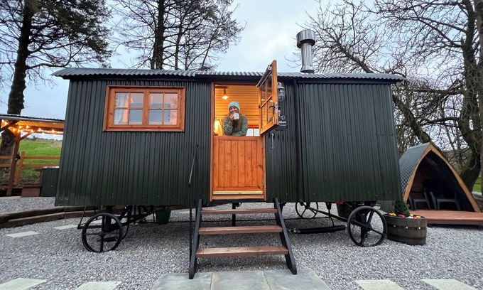 Enniskillen Cama Y Desayuno | A shepherd's hut retreat with a private wood fired hot tub in County Fermanagh