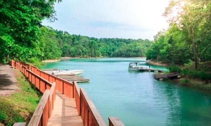 Sevierville Casa | A Smoky Mountain Lake Cabin - Spacious Smoky Mountain Getaway Perfect for Families & Groups