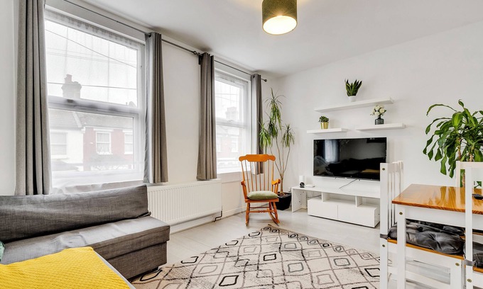 Bruce Grove Casa | A Spacious 6 Bedroom House in North London with Free Parking & 3 Bathrooms