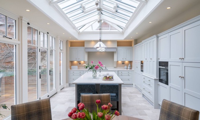 Chichester Casa | A spacious and grand Georgian house for 8 in central Chichester with parking.