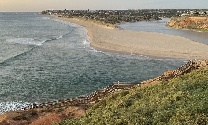 Port Noarlunga South Casa | A spacious house steps away from the beach close to McLaren Vale
