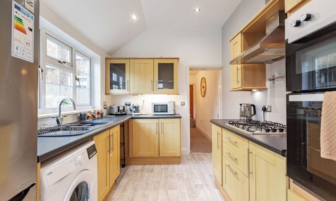 Sittingbourne Casa | A spacious cottage-styled house with 4 bedrooms located in Sittingbourne