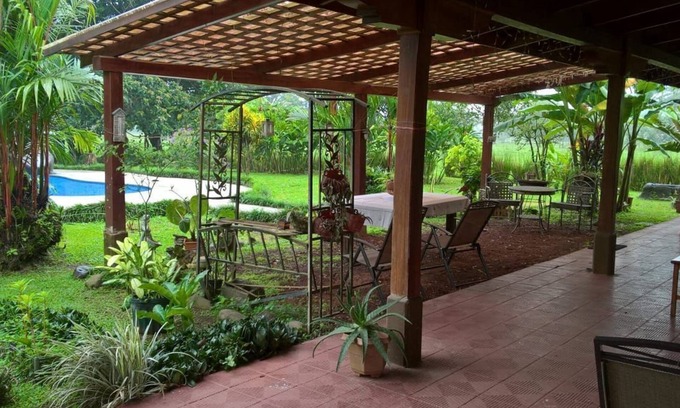 Aguas Zarcas Villa | Una espaciosa villa de campo con piscina privada para familias, amigos y parejas