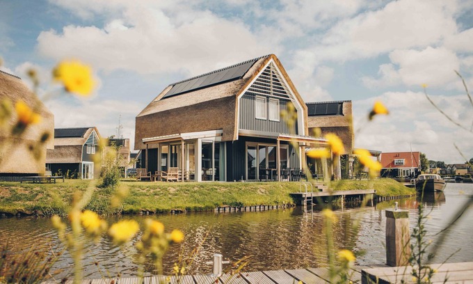 Heeg Casa | A spacious detached Watervilla on the outside of the park