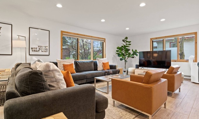 Jackson Casa | A Spacious Home Walking Distance to Town Square w JH Property Management