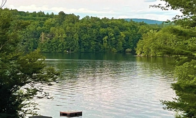 Averill Park Cabina | A spectacularly charming LAKE HOUSE on gorgeous Burden Lake!
