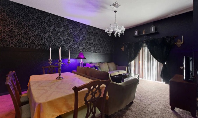 Bahama Bay Complejo | A Spooktacular Haunted Mansion.