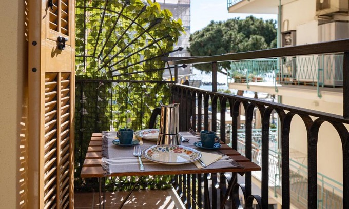 Arma di Taggia Apartamento | A step from the Beach - Roomy Apt with Sea Glimpse