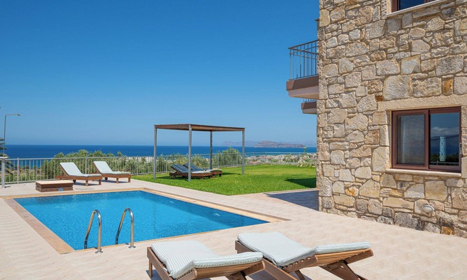 Kolymbari Villa | Una villa de piedra con piscina privada y vistas panorámicas al mar