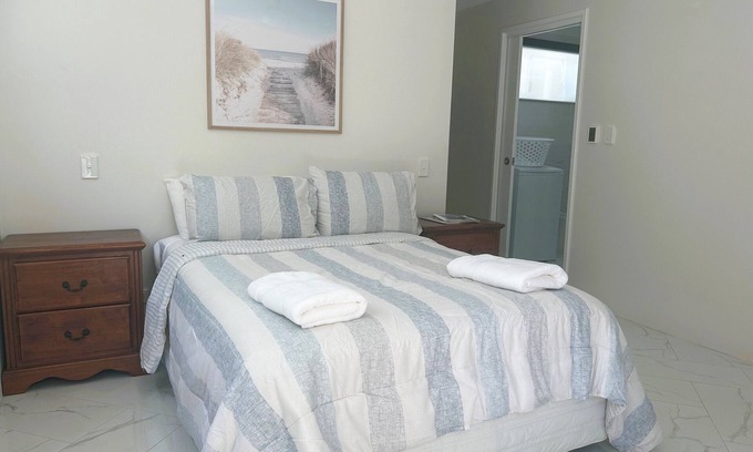 Rockingham Apartamento | A stones throw from the beach - The Sand Castle is your perfect coastal escape