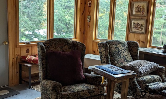 Crystal Beach Casa | A Stones Throw home from Lake Bomoseen and Crystal Beach w/large yards, parking