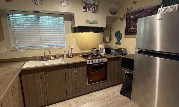 Studio City Apartamento | A Studio City Dream, pet friendly, and walking distance to Universal Studios.
