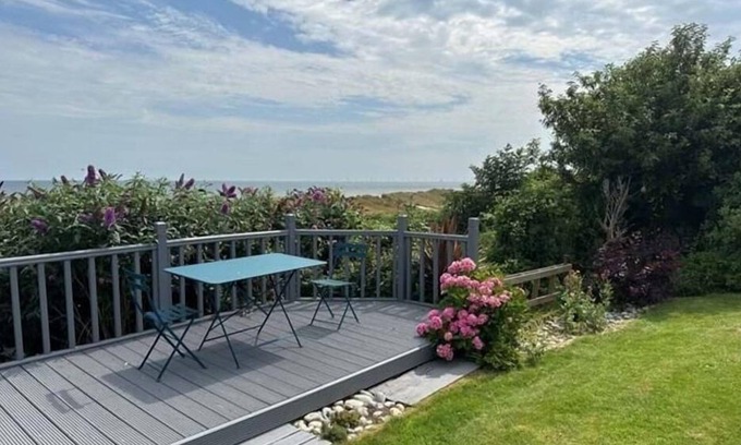 Great Yarmouth Cabaña | A stunning 3 bedroom property with sea views and direct access to the beach.