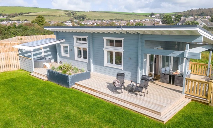 Braunton Casa | A stunning pet-friendly one-bedroom lodge with open plan living, private deck and hot tub.