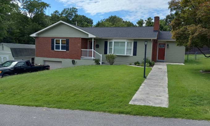 Clifton Forge Casa | A Stylish 2+ Bedroom Rancher