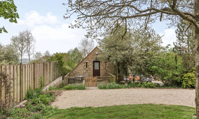 Bourton-on-the-Water Cabaña | A stylish dog friendly holiday cottage in the Cotswolds - Rainbow Barns