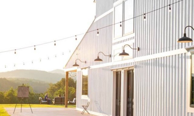 Mount Airy Otro | A Suite with a View and Wine