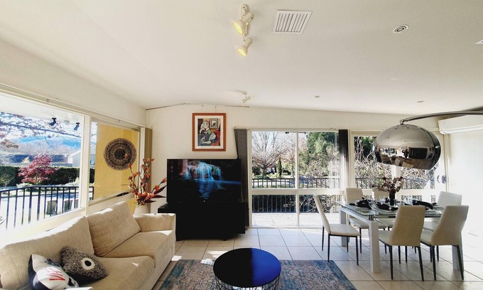 Yarralumla Casa | A sunny open stylish 3B&2B suite in Yarralumla close to Lake and shopping centre