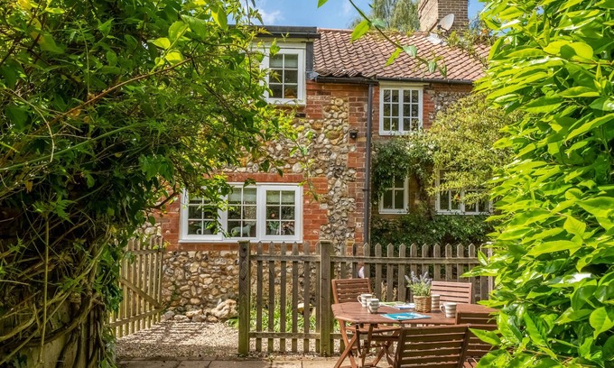 North Creake Casa | A super little flint country cottage in the popular village of North Creake.