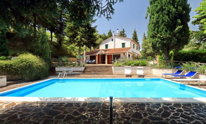 San Severino Marche Casa | Villa con piscina privada y jardín en una zona privada