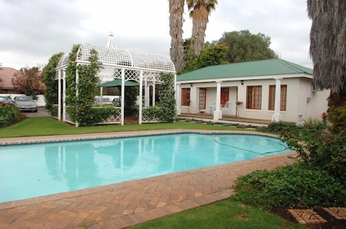 Potchefstroom Cama Y Desayuno | A Tapestry Garden Guest House