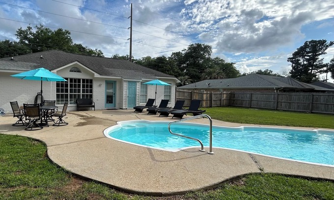 Foley Casa | A Taste of Paradise Spacious 4BR/3BA retreat with a private pool