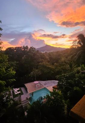 Puerto Princesa Apartamento | A Touch of Pink Secret Eco Retreat with Pool, Starlink WiFi, Netflix, Mountain Views - Peaceful Stay in Puerto Princesa Near Underground River, Firefly Watching, and Waterfalls - Perfect Stop Between El Nido, Port Barton, and Puerto City - Scooter Rental