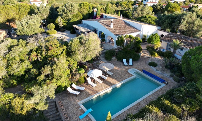 Lagoa e Carvoeiro Villa | Un toque de Provenza en el Algarve: villa rústica exclusiva en una gran propiedad