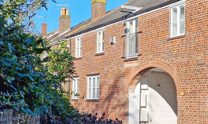 Emsworth Cabaña | A town house that sleeps 6 guests in 3 bedrooms