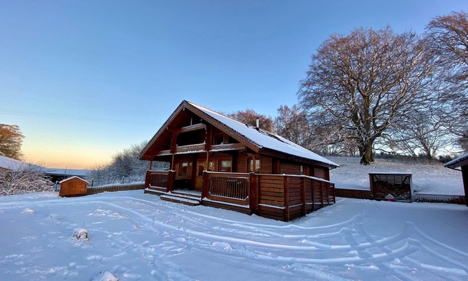 Gorebridge Cabina | A traditional Scandinavian style lodge, with stylish wooden interior decorated with a Scottish theme