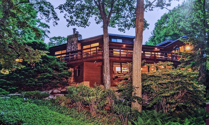 Guilford Casa | A TREETOPS Retreat! Sleeps 10-12, perfect for large gatherings. Seasonal POOL!