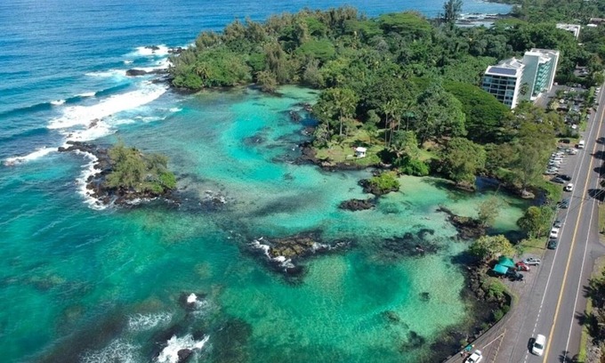 Hilo Condominio | A Tropical Paradise 2 Bed/1bath. Stunning Bay and Ocean Views
